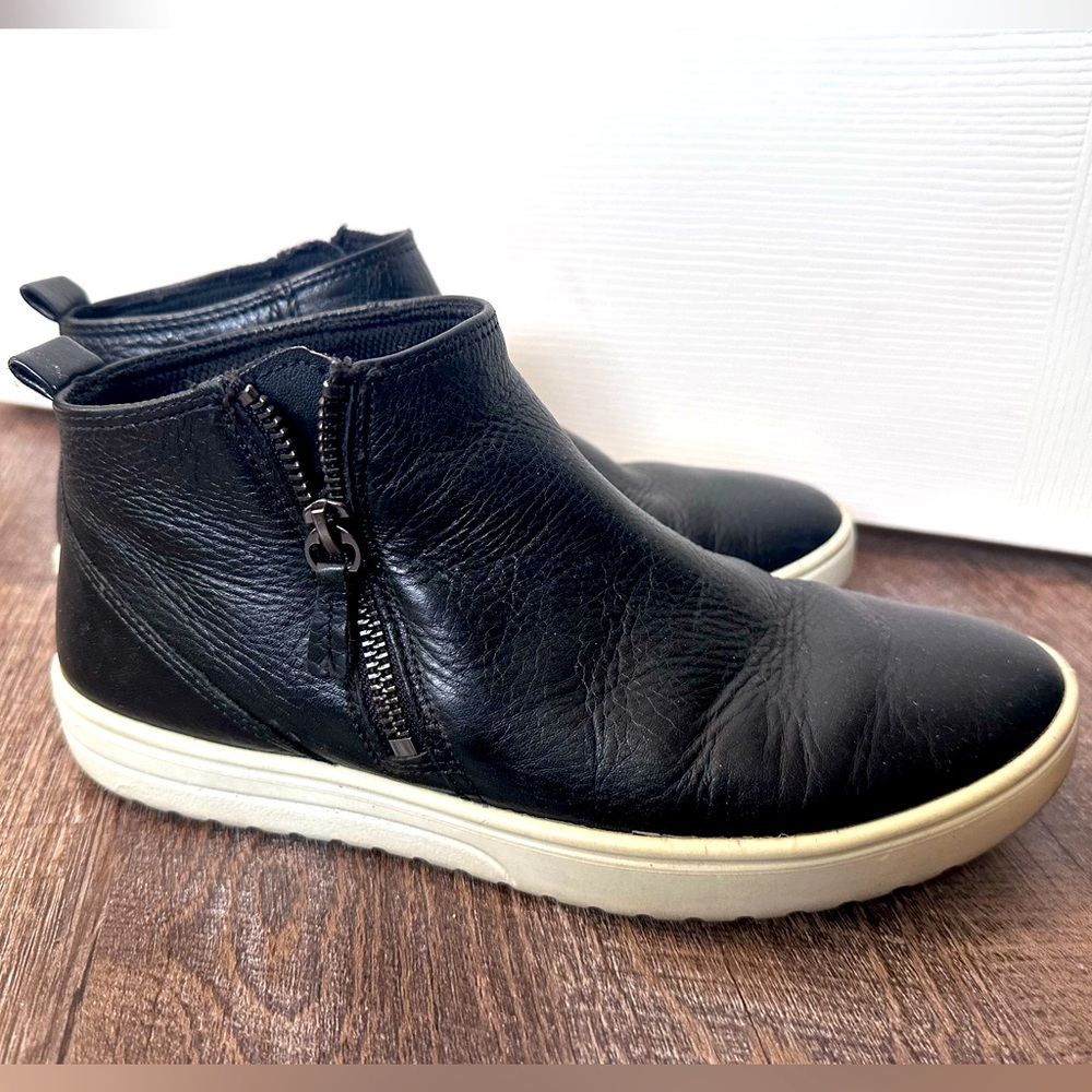 Ecco women’s leather black booties